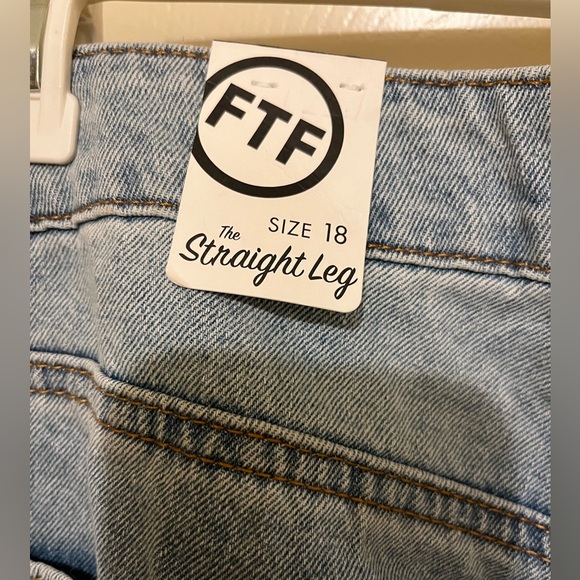 New with Tags Fashion to Figure Distressed Jeans - Picture 4 of 4